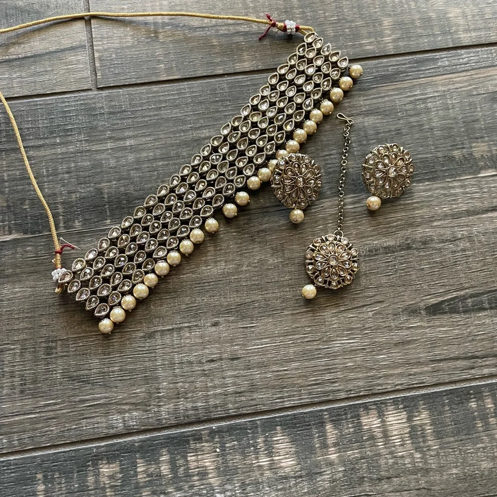 Choker set with earrings and tikka - Picture 4 of 6